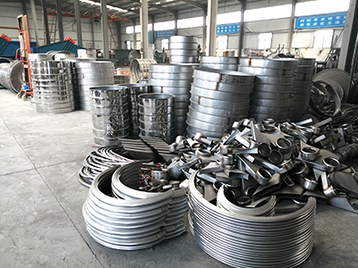 振動(dòng)篩安裝現(xiàn)場(chǎng)